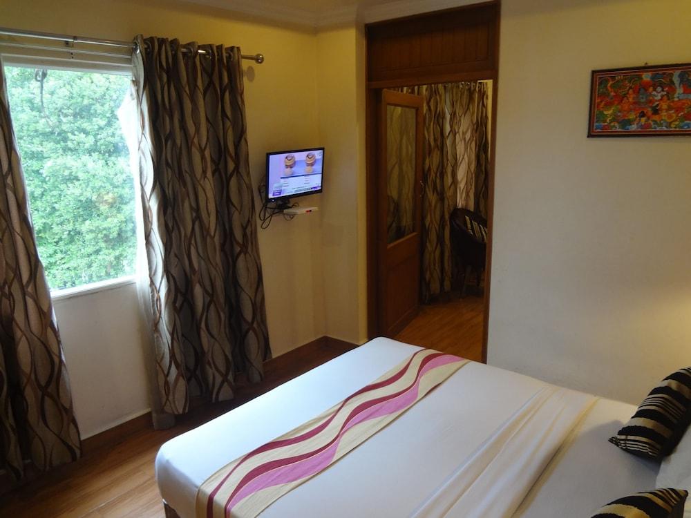 Hotel Seasons Thekkady