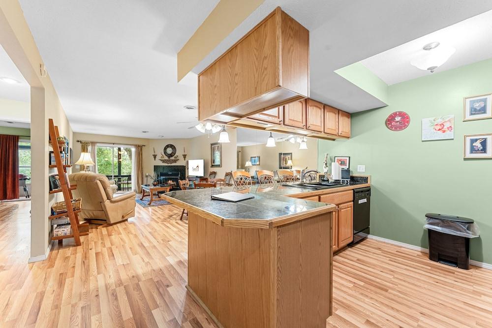 Bluffs Oasis 2 Bedroom Condo by RedAwning