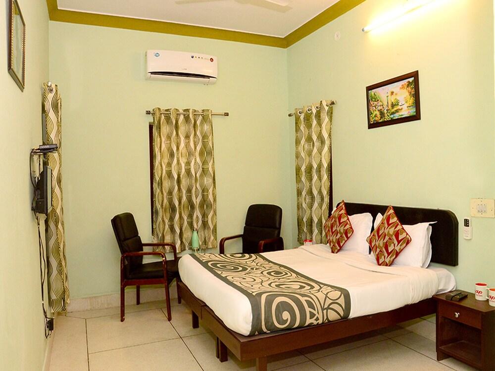 OYO 4255 The Crown Plaza