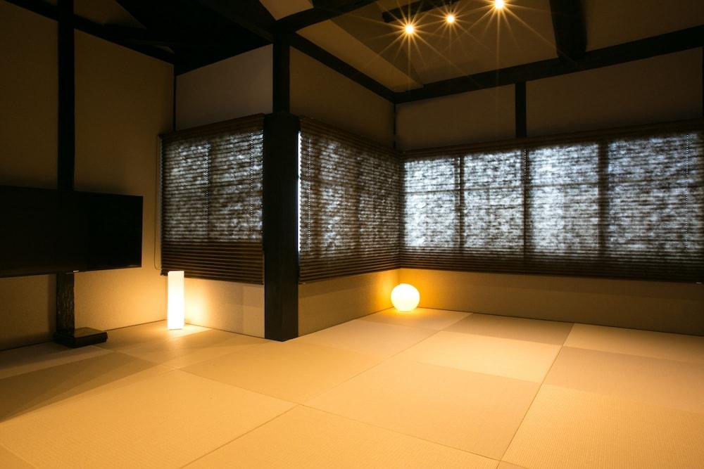 Host.a Umekoji Akari