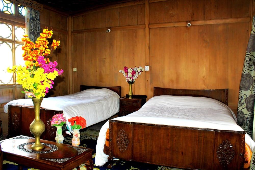 Appollo eleven group of houseboats