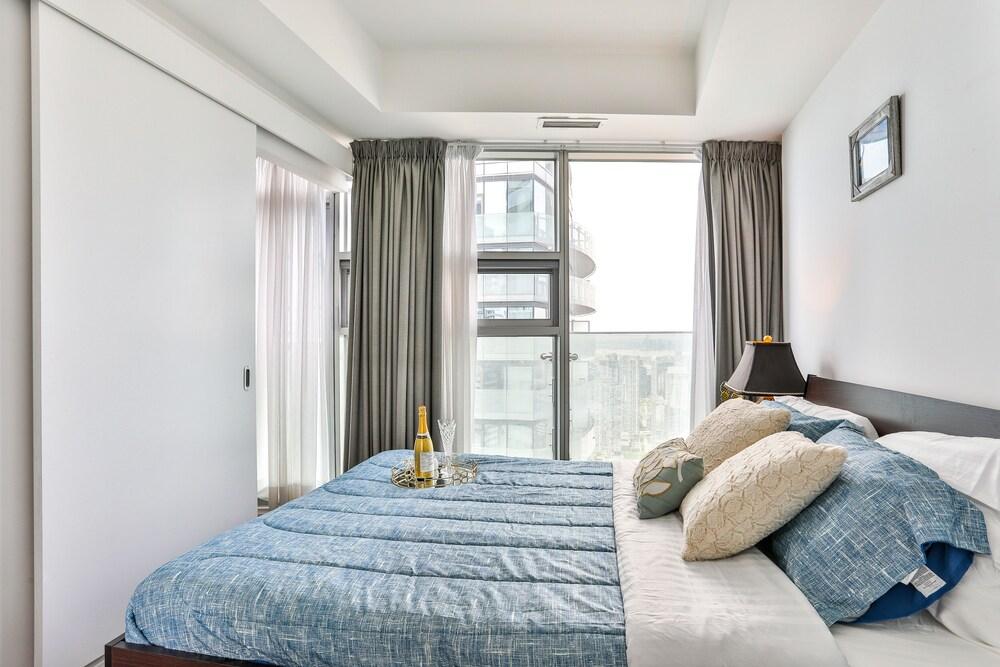 Exquisite 55th Floor 2 Bed 2 Bath Parking