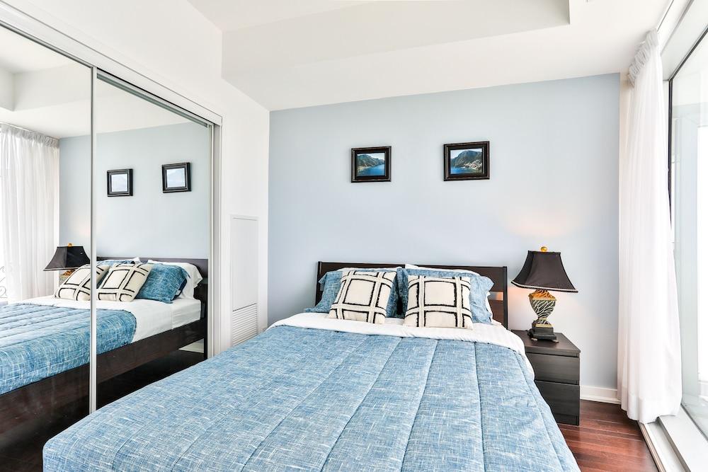 Exquisite 55th Floor 2 Bed 2 Bath Parking