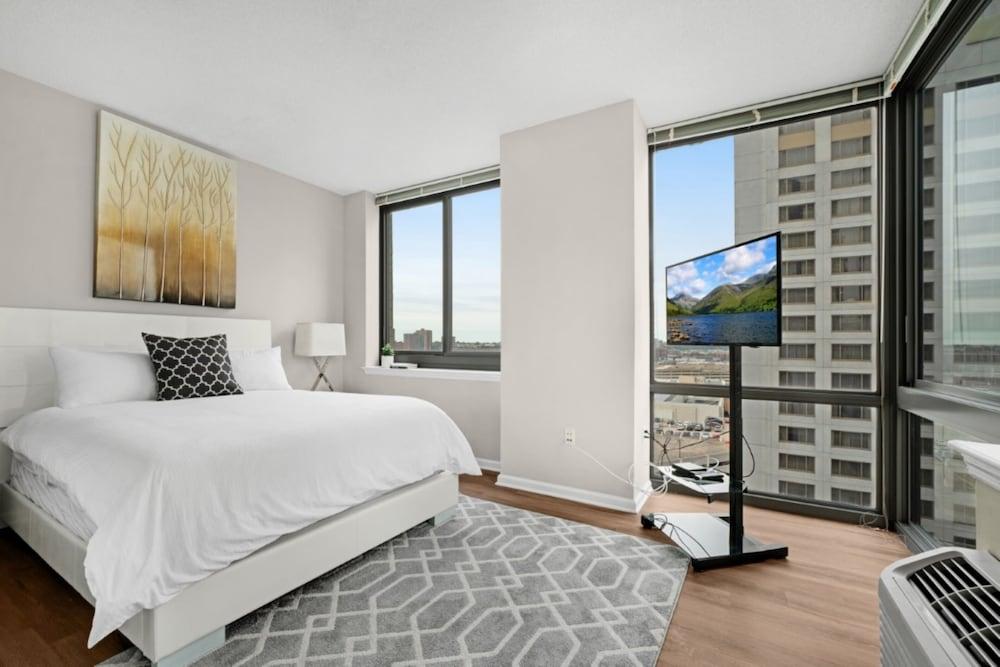 Bluebird Suites near PATH