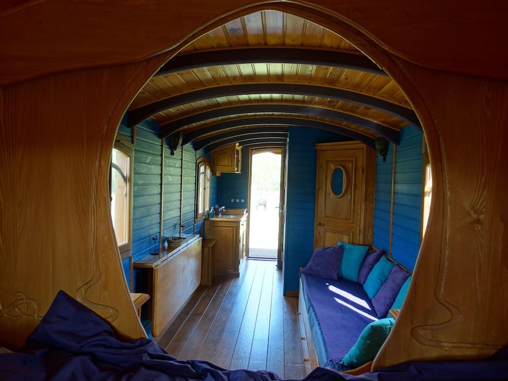 Une roulotte et des chevaux