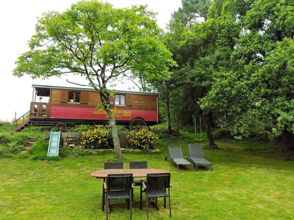 Une roulotte et des chevaux