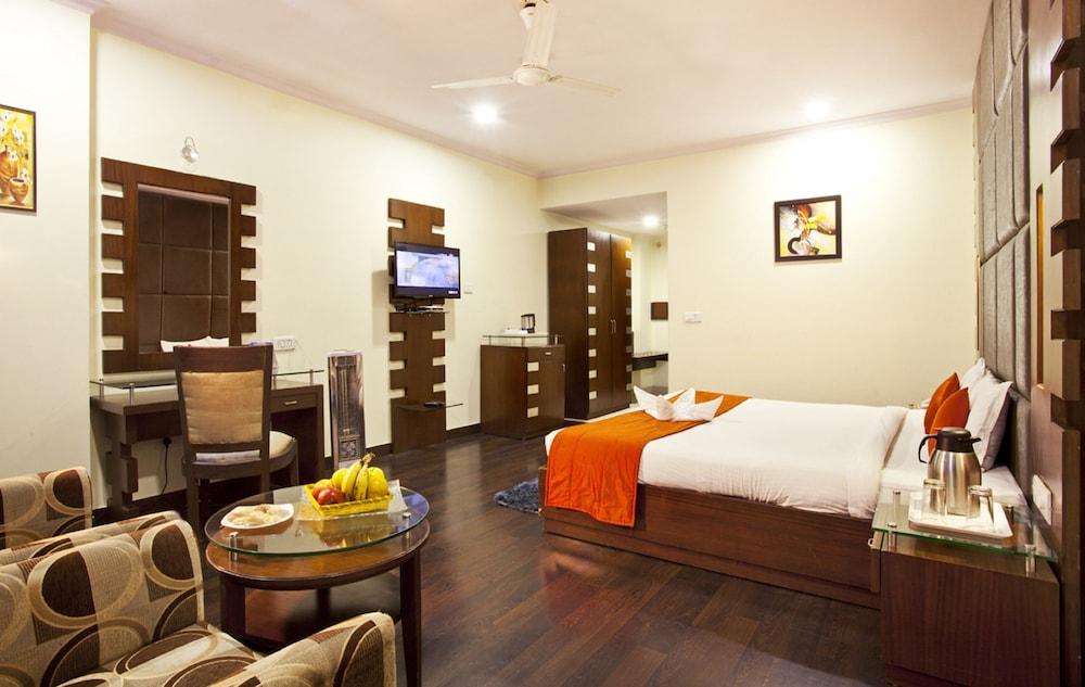 CK International  By Royal Collection