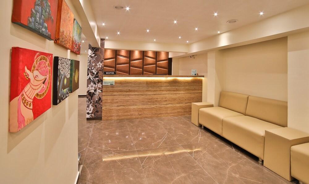 Treebo Trend Club VNA