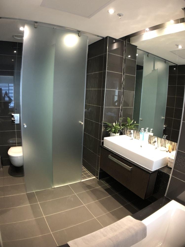 Sandton Skye Suite 604