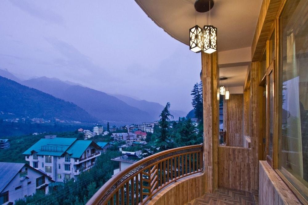 Snow Season Resort Manali