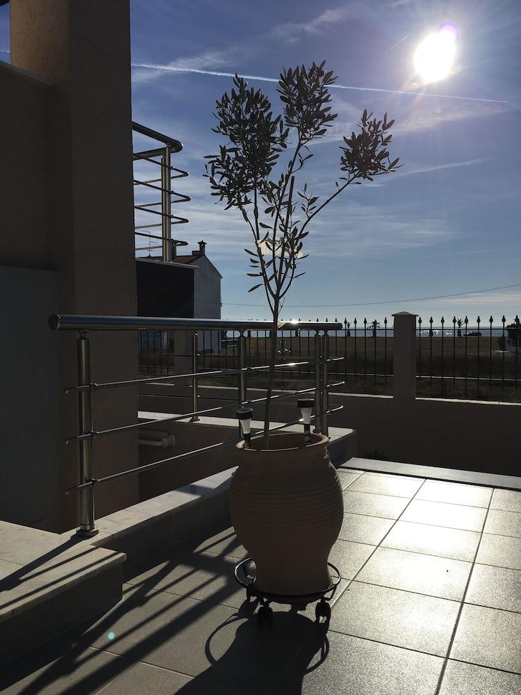 AM Beach House near Sea