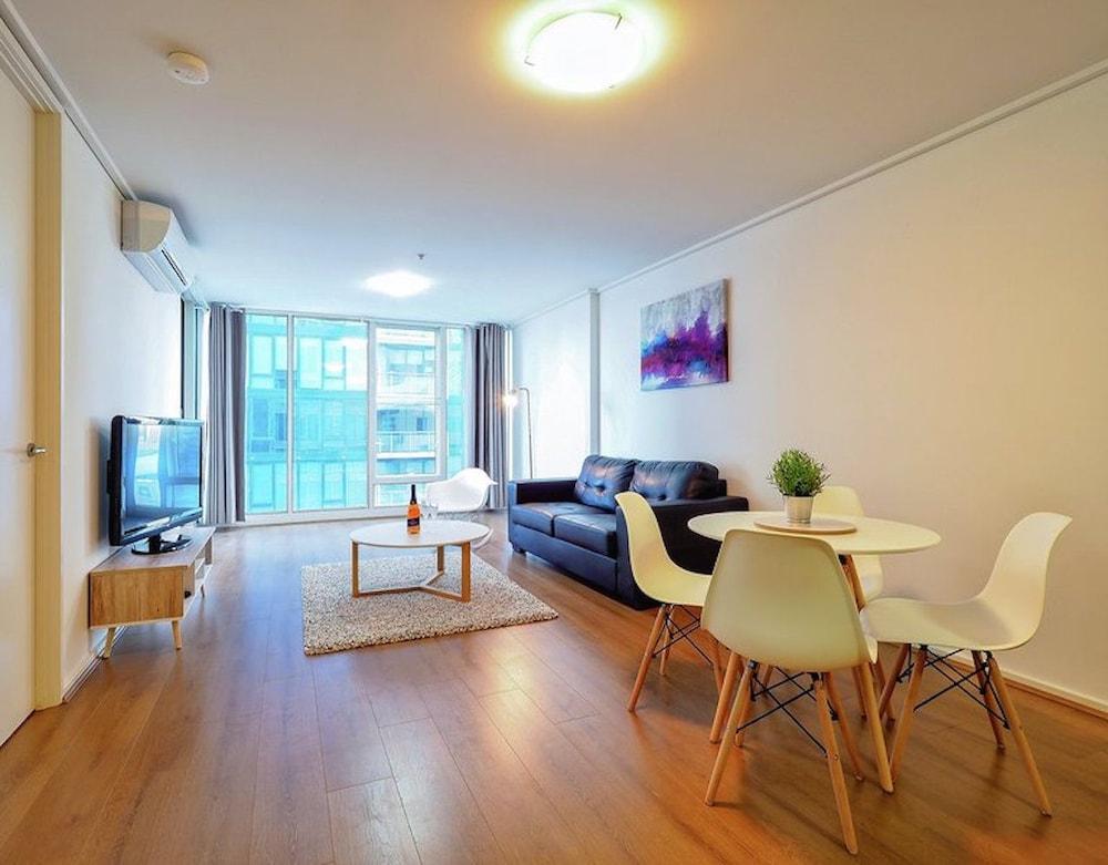 Premier Stays Melbourne