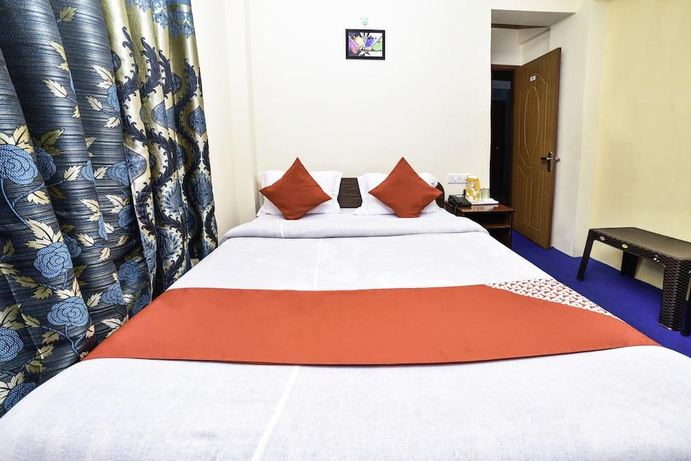 OYO 13580 The Queenz