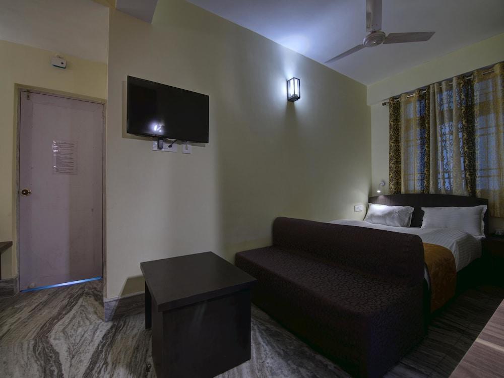 OYO 13465 Greendot Hotel