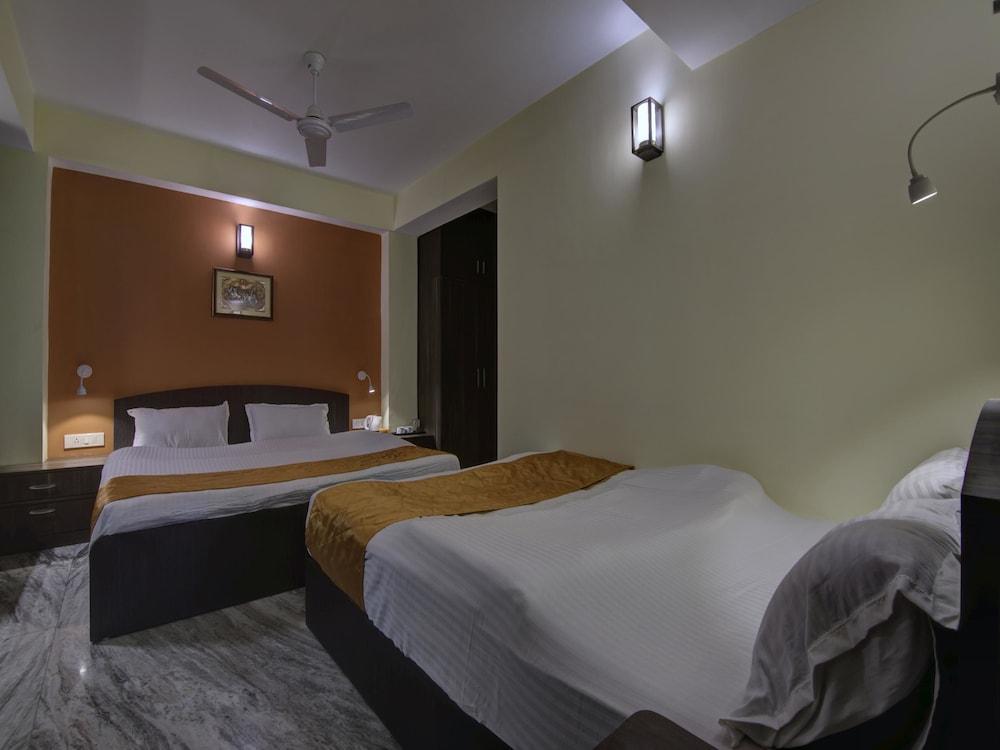 OYO 13465 Greendot Hotel