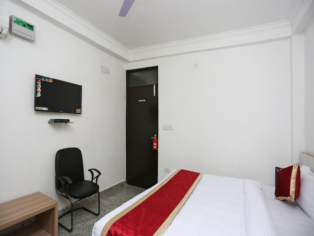 OYO 11953 Galaxy Residency