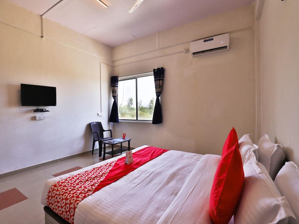 OYO 13124 Hotel Pyramid