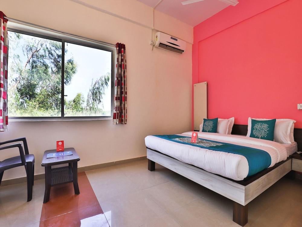 OYO 13124 Hotel Pyramid