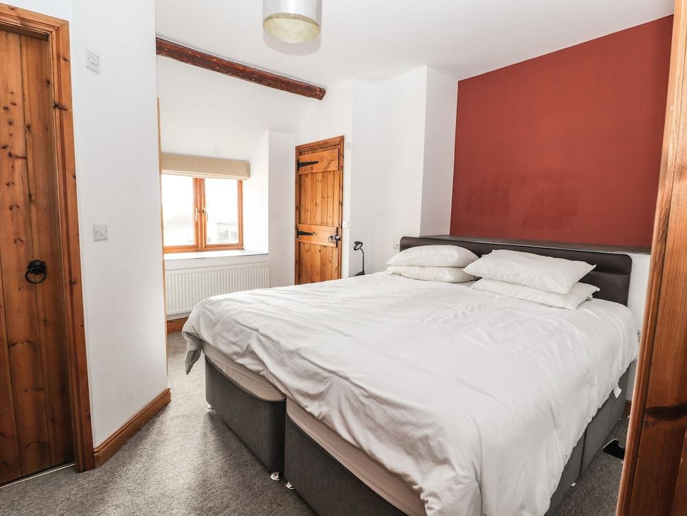 Maestyddyn Farm House