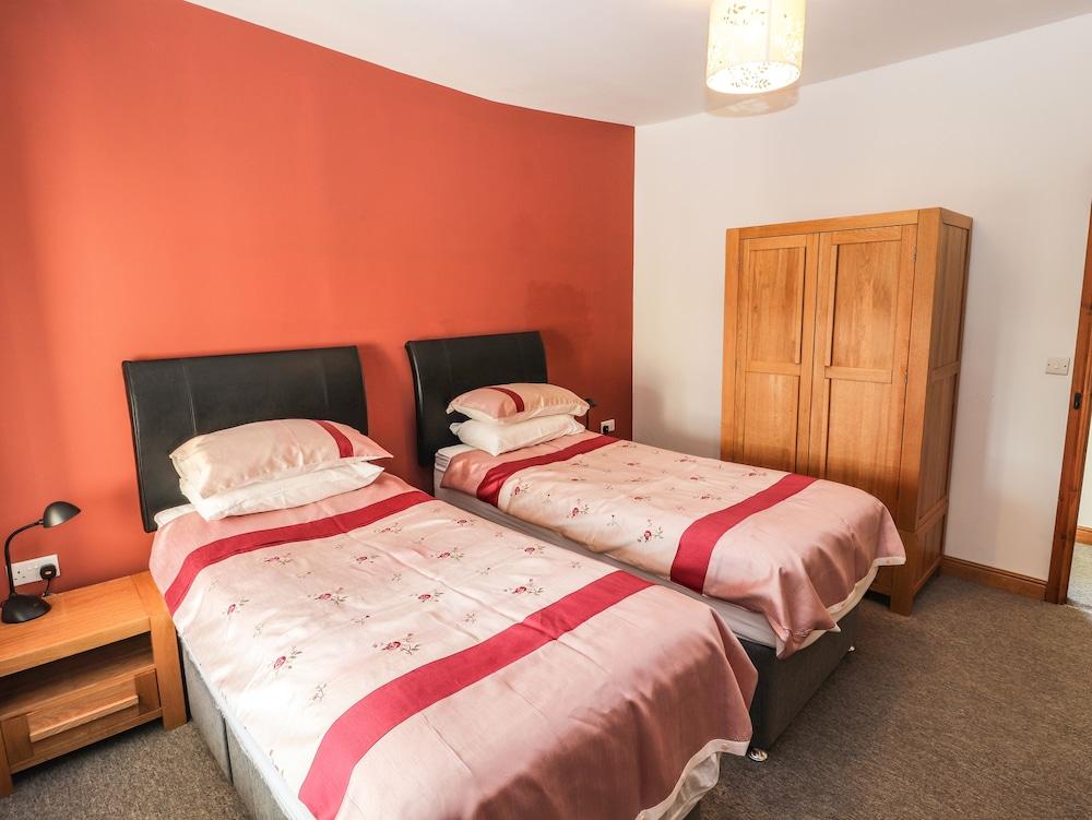 Maestyddyn Farm House