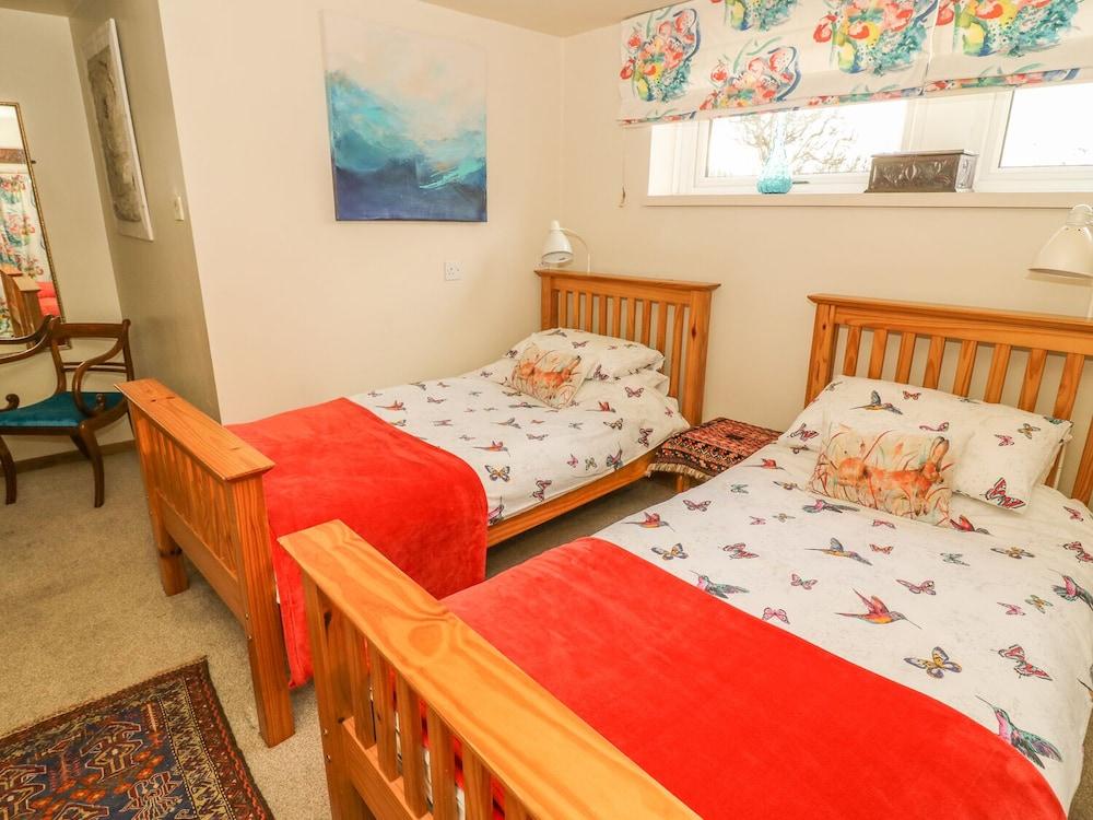 1 Bridge End &amp; Garden