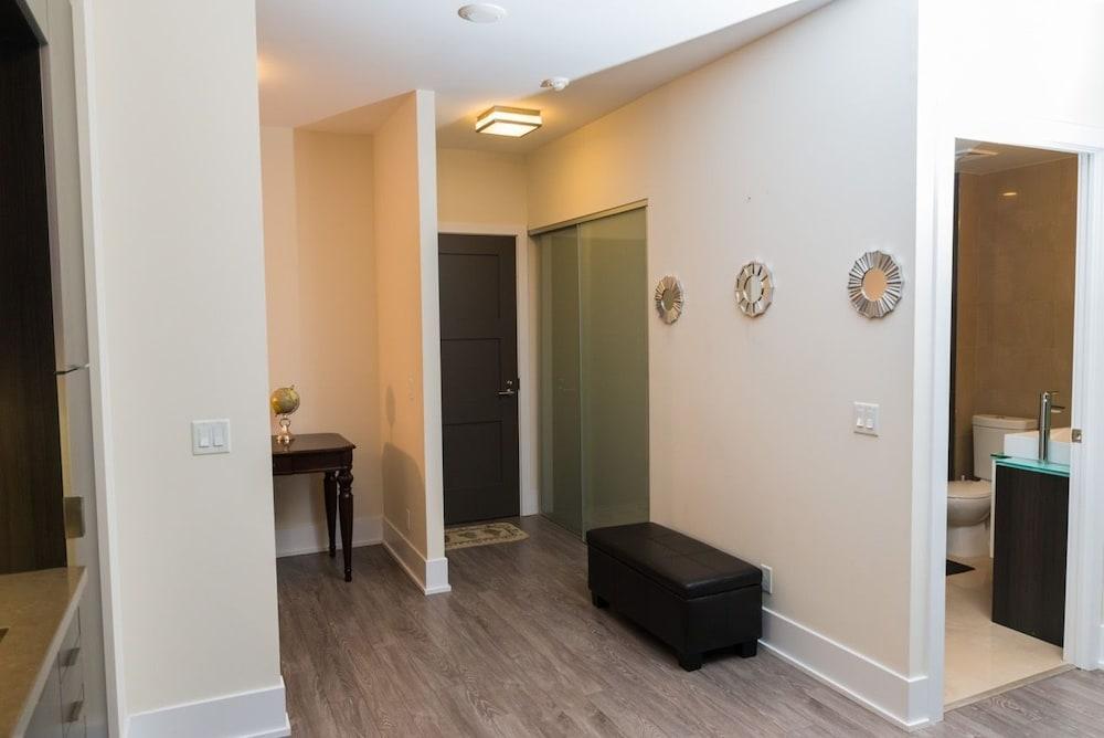 Sarkar Suites - CN Tower Rogers Centre