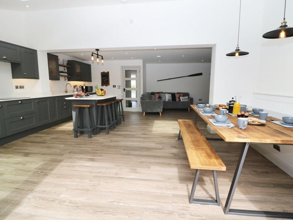 21 Llwyn Gwalch Estate