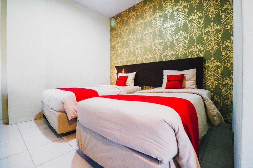 RedDoorz Plus near Mall Panakukang 2