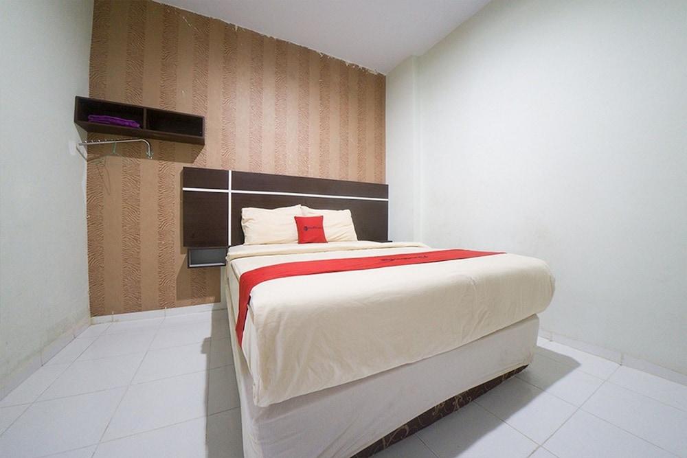 RedDoorz Plus near Mall Panakukang 2