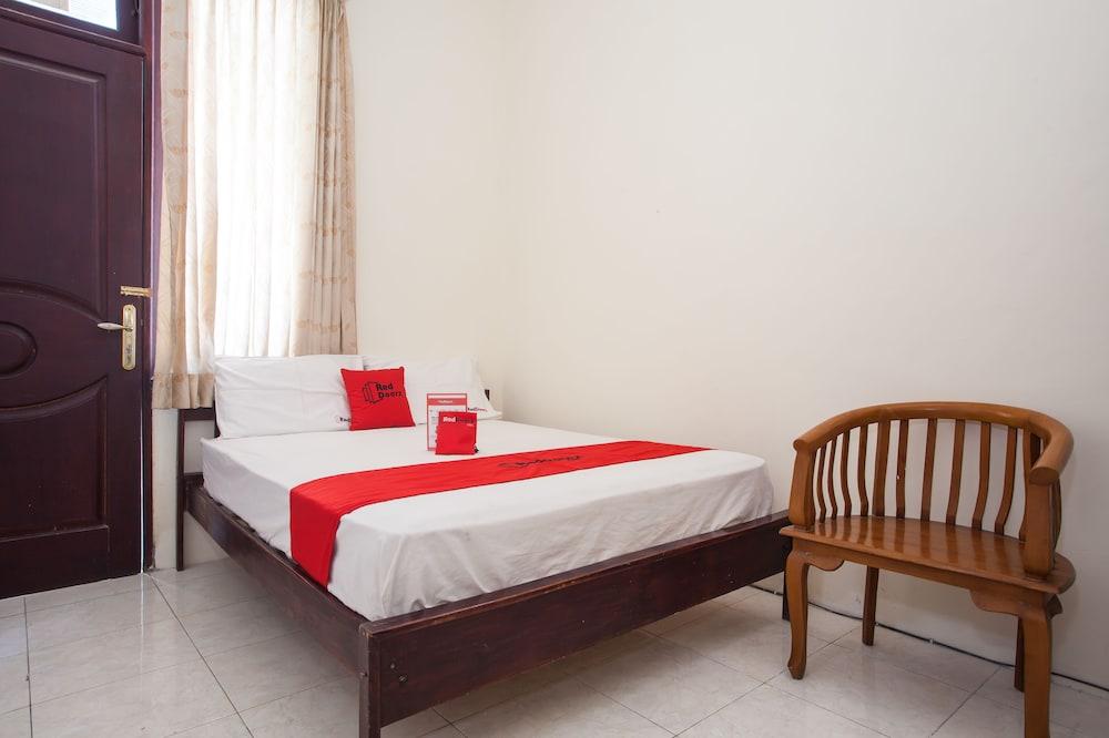 RedDoorz @ Raya Ngagel 2