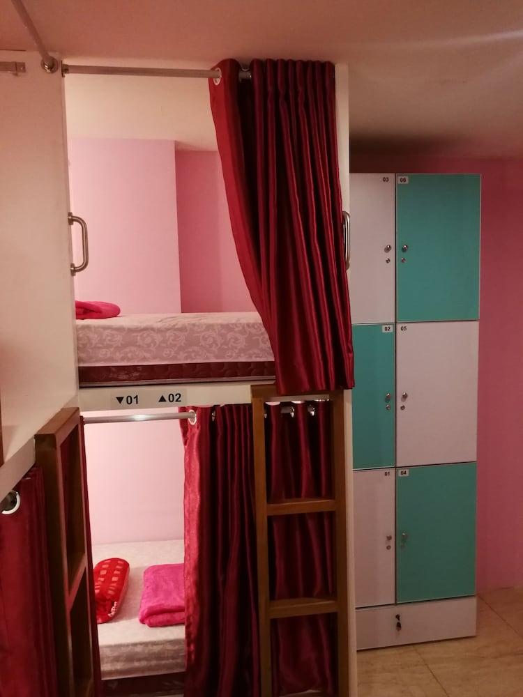 Sleepy Raccoon Hostel