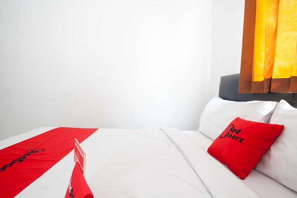 RedDoorz Plus near Galaxy Mall