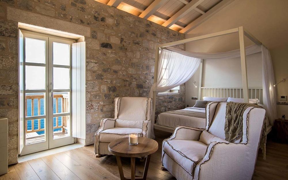 BASSA MAINA Villas & Suites