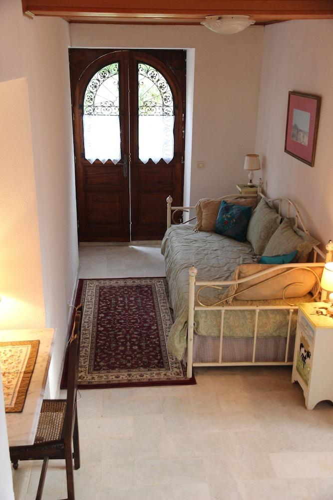 The Archeologist Home-Chateau Le Mur