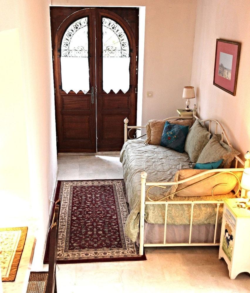 The Archeologist Home-Chateau Le Mur