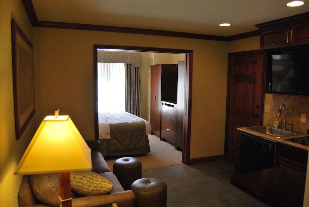 White Pines 2-BD at Westgate - Monitor