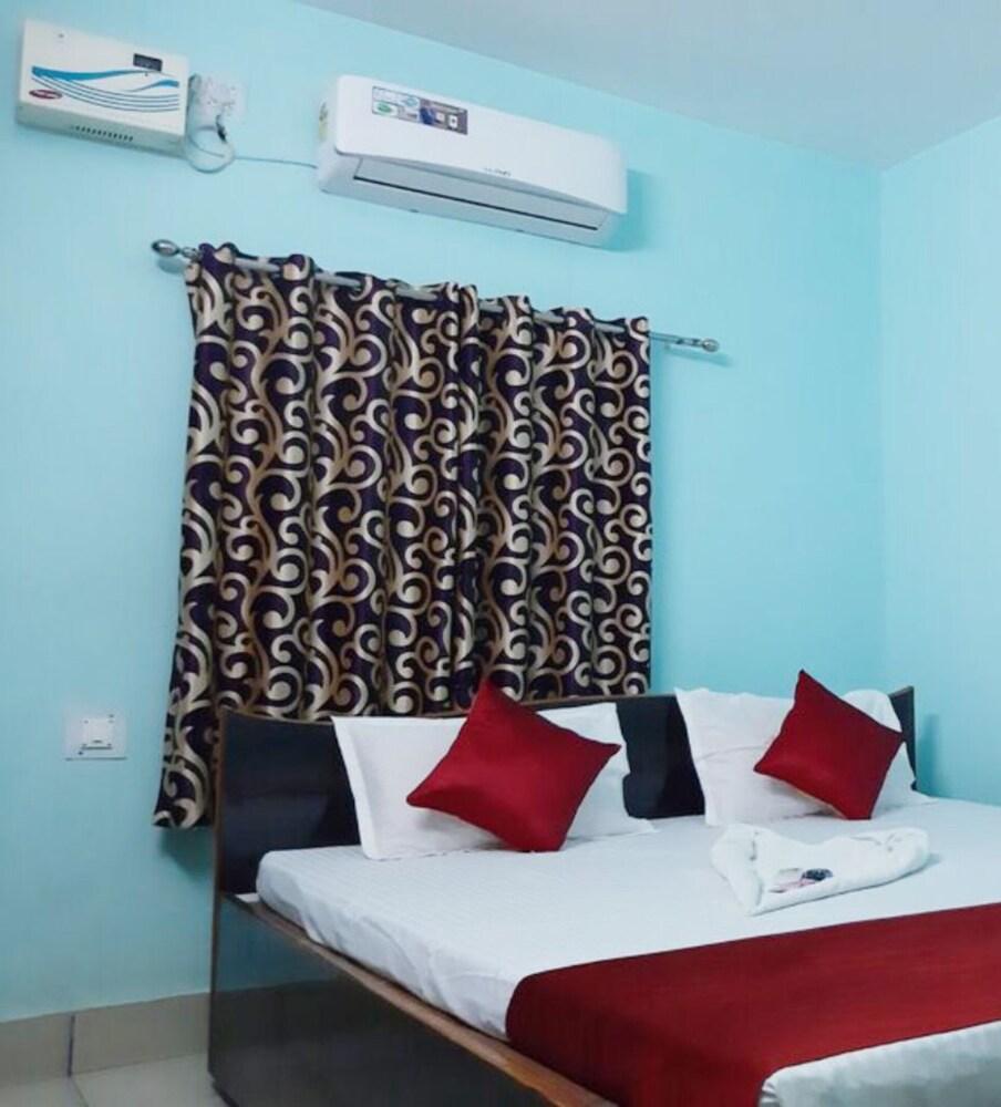 Goroomgo Gokul Anand  Bhawan Puri