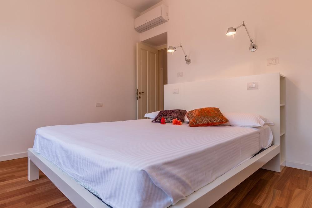 20 Windows on Venice