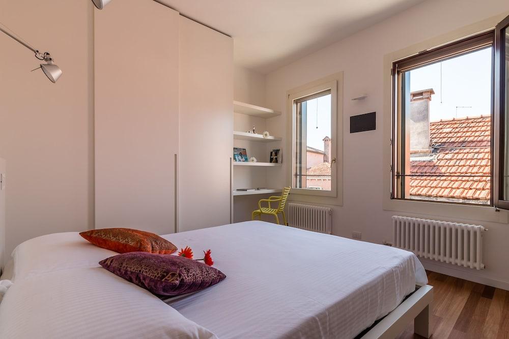 20 Windows on Venice