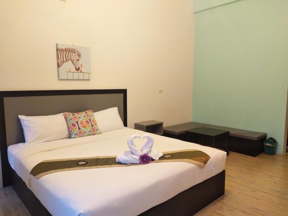 RoomQuest Chonburi Phanat Nikhom