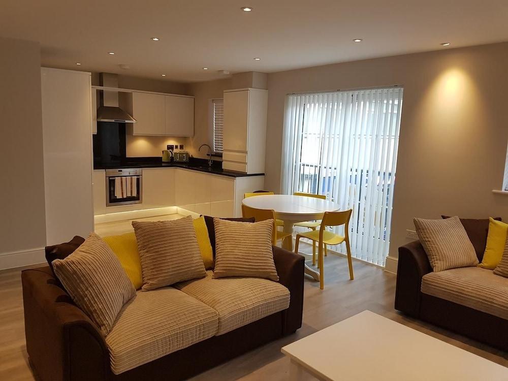 Icon Crownleigh 3 With Free Wifi