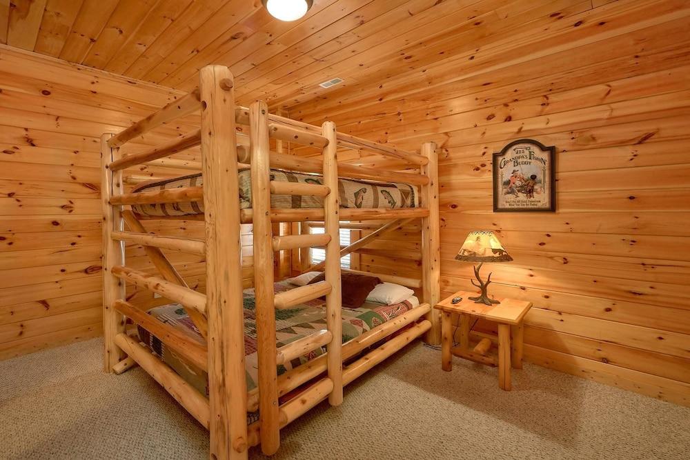 A Smoky Hideaway Apartment 5