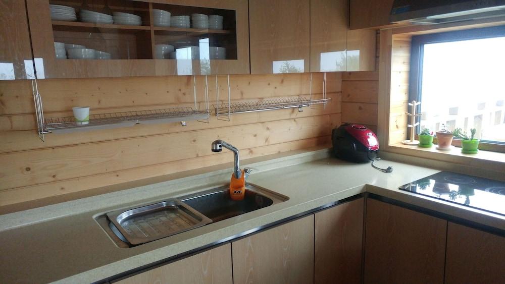 Daegwallyeong Solbawee Log-Housing Pension