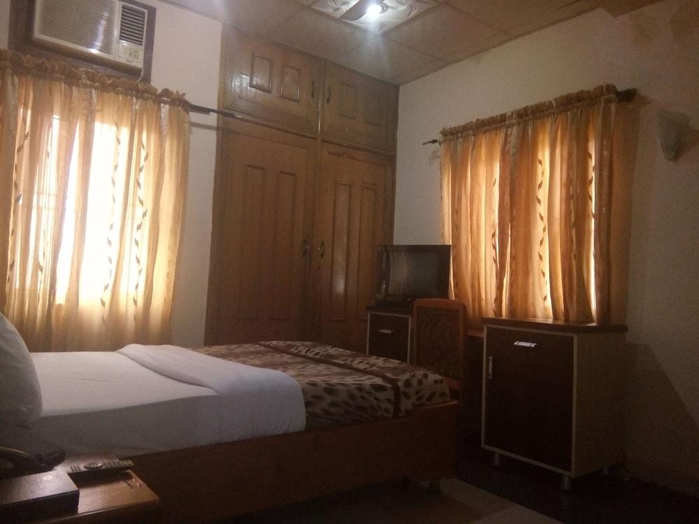 Progandy Guest House - Main