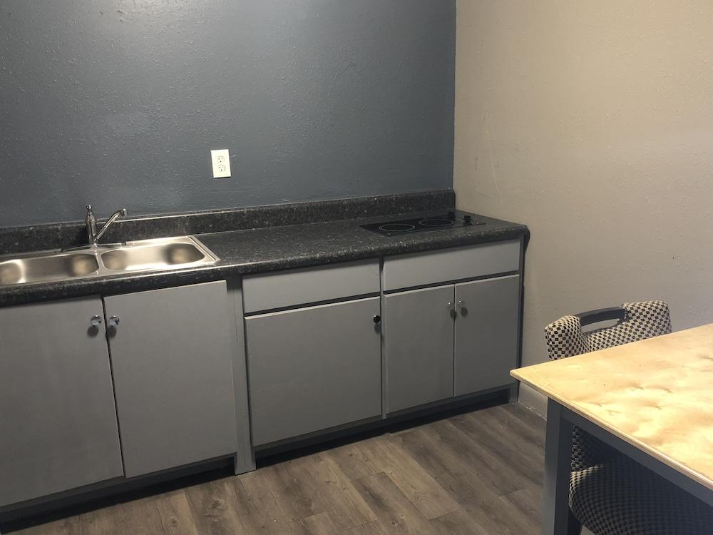 Budgetel Inn & Suites