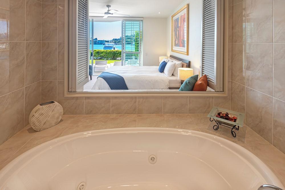 Pavillion 17 - Waterfront Spacious 4 Bedroom With Own Inground Pool And Golf Buggy