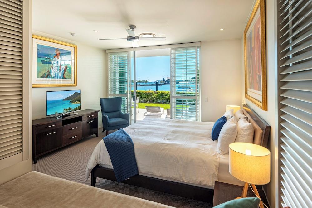 Pavillion 17 - Waterfront Spacious 4 Bedroom With Own Inground Pool And Golf Buggy