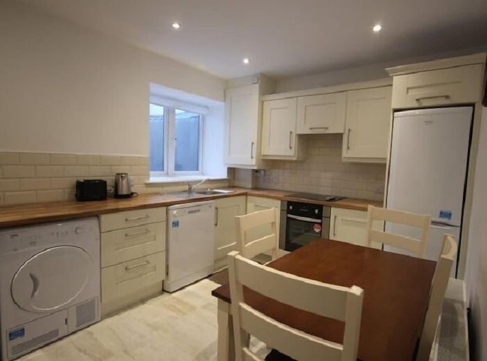 Four bed comfy house cork suit 7 guest