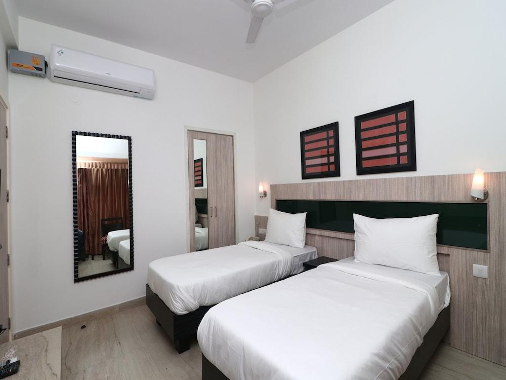 OYO 20016 SilverKey Huda City Centre