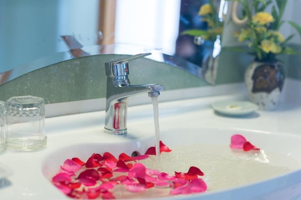 Smiling Deluxe Hotel